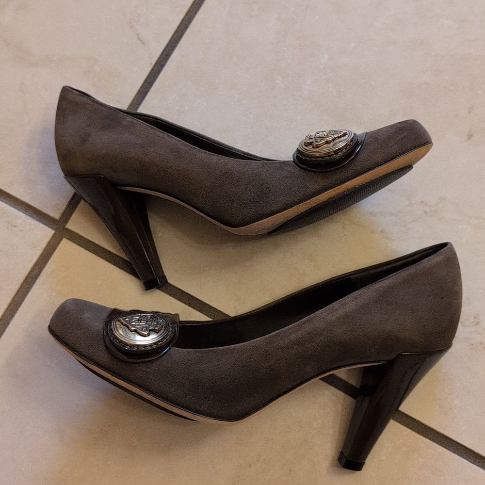 Gucci Brown Suede Heels With Pleated Patent Leather Logo Buckle Pumps Size 5 - Picture 10 of 14